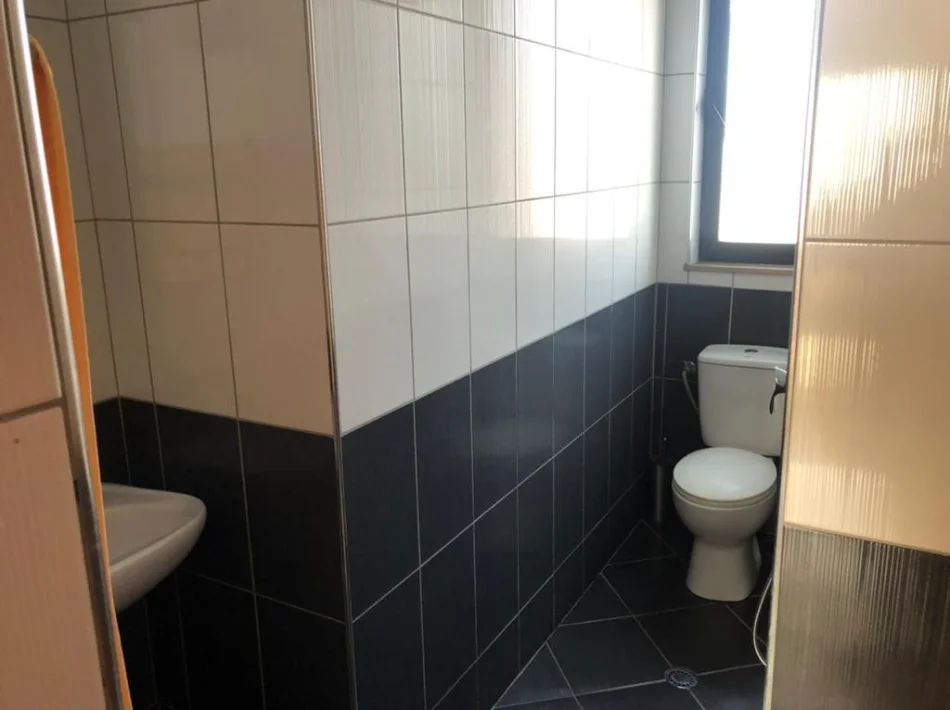 Tirane, jepet me qera Vile 2+1+Aneks+Ballkon Kati 3, 220 m² 400 € (Rruga Pjeter Arbnori)