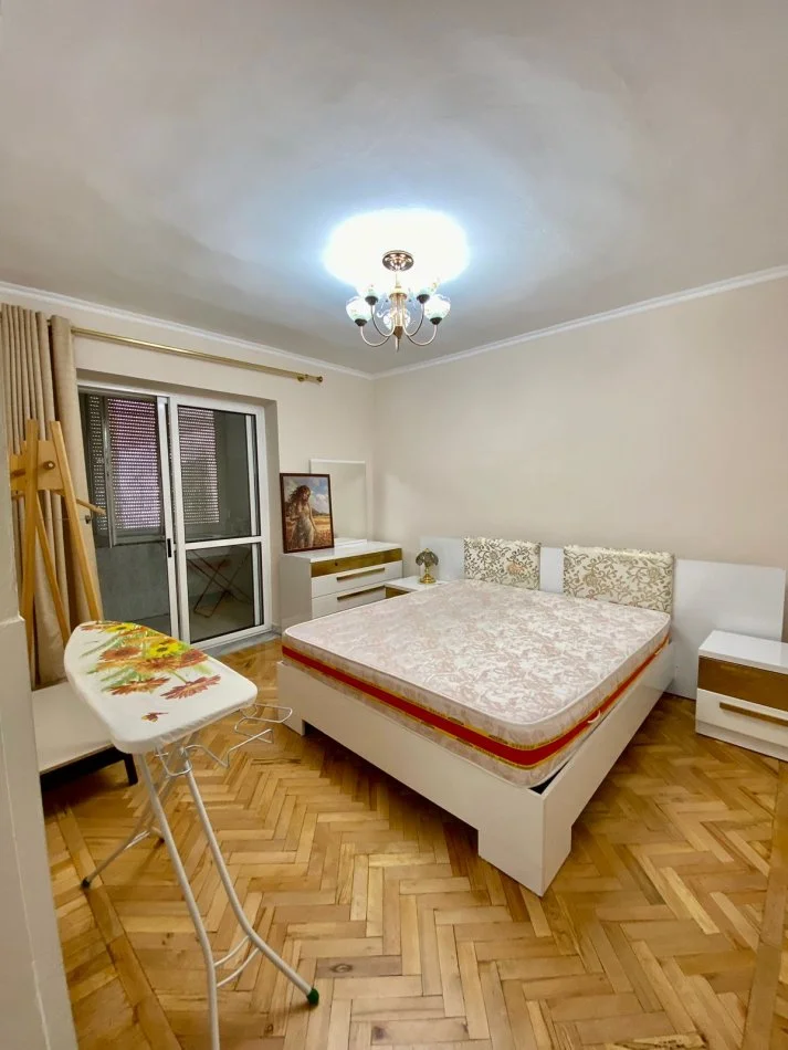 Tirane, jepet me qera nga Pronari, pa-komision apartament 2+1&Parkim Kati 2, 86 m² 700 € (Rruga e Fortuzit)