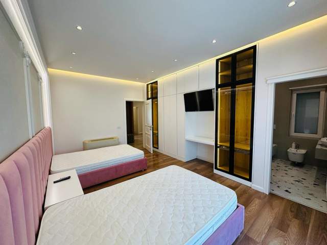 Tirane, jepet me qera apartament 2+1+A+BLK 180 m² 1.600 Euro