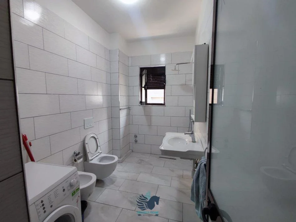 Jepet Me Qera Apartament 2+1 Ne Qender [ID PE0229]