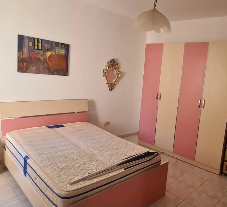 Tirane, jepet me qera apartament 2+1 Kati 3, 77 m² (Ne fund te Rruges Jordan Misja)