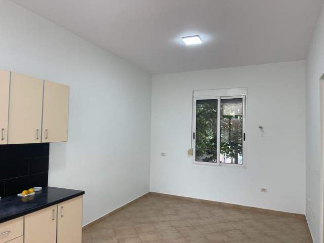 Tirane, jepet me qera Vile 300 m² 1.500 Euro (Xhemal Tafaj)