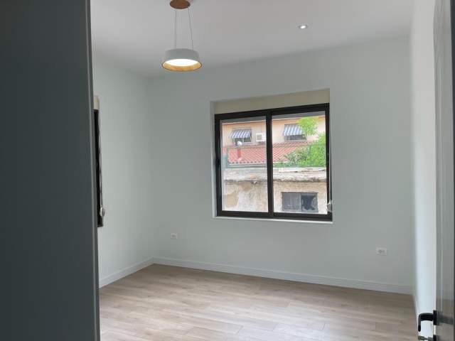 Tirane, jepet me qera Vile 300 m² 1.500 Euro (Xhemal Tafaj)