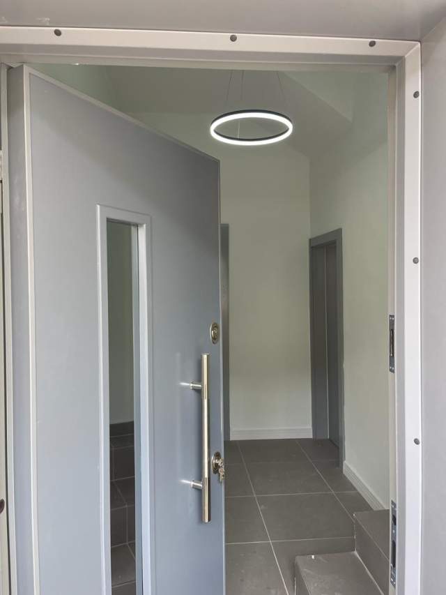 Tirane, jepet me qera Vile 300 m² 1.500 Euro (Xhemal Tafaj)