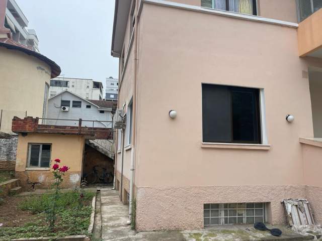 Tirane, jepet me qera Vile 300 m² 1.500 Euro (Xhemal Tafaj)