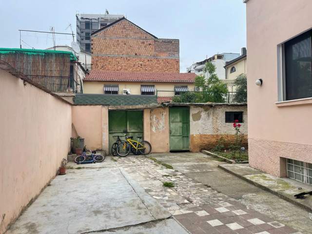 Tirane, jepet me qera Vile 300 m² 1.500 Euro (Xhemal Tafaj)