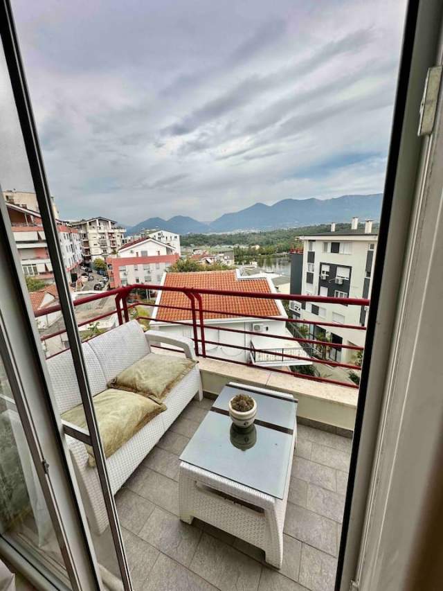 Tirane, jepet me qera apartament duplex 3+1+BLK Kati 5, 1.300 Euro (Rruga Liqeni i Thate)