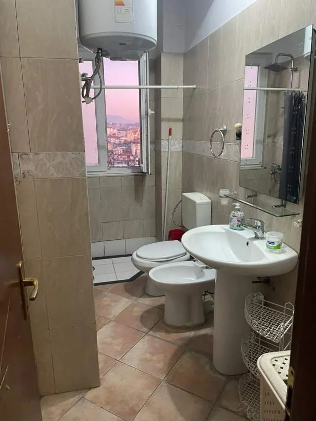 Tirane, jepet me qera apartament 1+1 Kati 10, 57 m² 350 Euro (rruga kongresi manastirit)