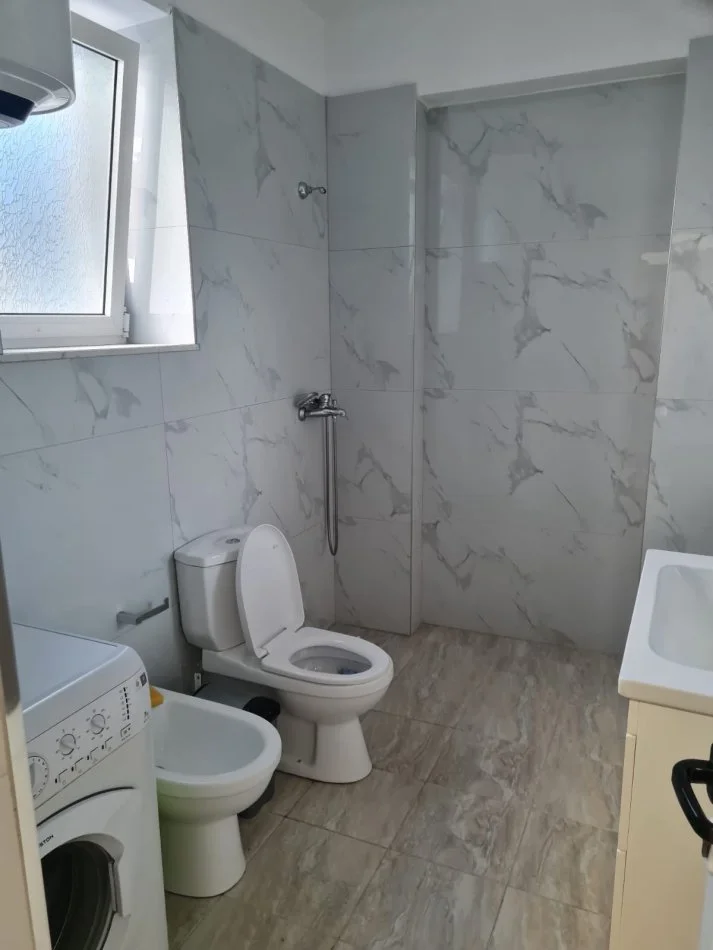 Tirane, jap me qera apartament 2+1+Ballkon Kati 2, 100 m² 800 € (Rr. Ibrahim Rugova)