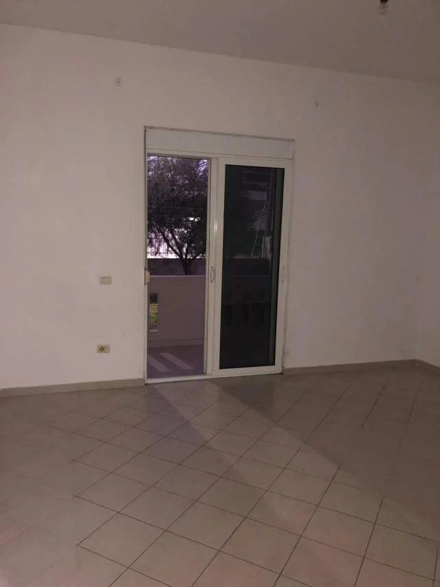 Tirane, jepet me qera shtepi 2+1+BLK Kati 1, 76 m² 300 Euro (Rruga Luigj Paliq, Paskuqan)
