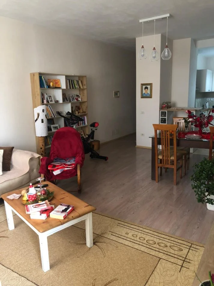 Jepet Shtepi  per shitje, per  Banim ne Pallat Egzistues 2+1
