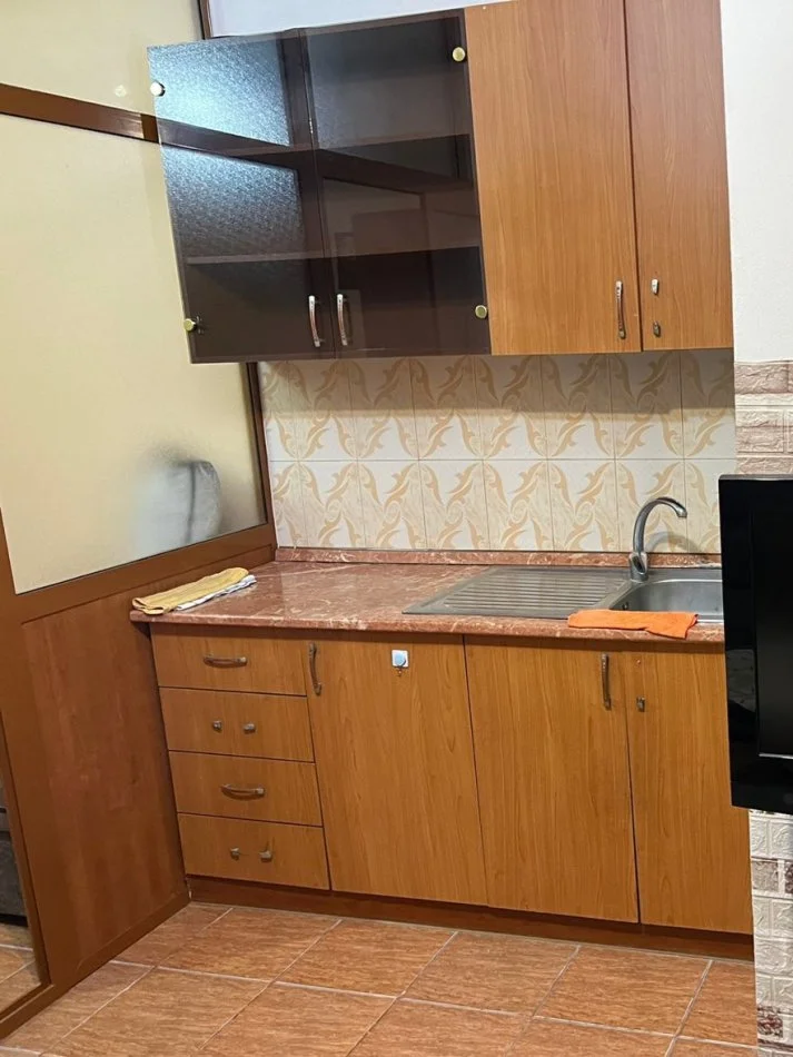 Tirane, jepet me qera garsonier 1+1 Kati 1, 50 m² (Rruga Kongresi i Lushnjes,Ish Parku)