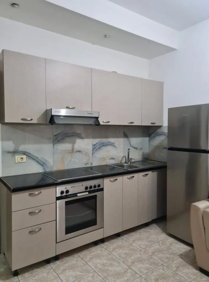 Tirane, jepet me qera Vile 1+1 Kati 1, 60 m² (Mbrapa ARC Hotel, Astir)