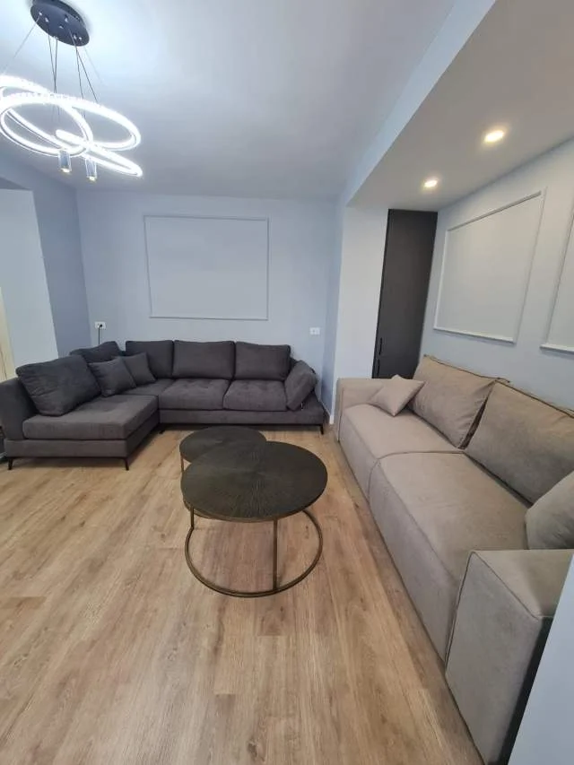 Tirane, jepet me qera 1+1 Kati 3, 65 m² 450 Euro