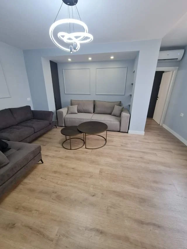 Tirane, jepet me qera 1+1 Kati 3, 65 m² 450 Euro