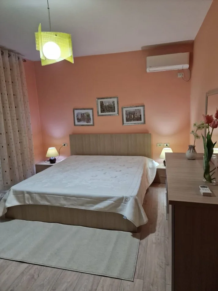 Tirane, jepet me qera apartament 1+1 Kati 2, 800 € 