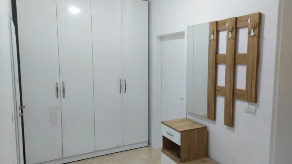 Tirane, jepet me qera apartament 1+1 Kati 3, 500 € (kinostudio , porcelan)