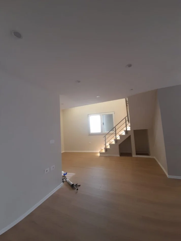 Tirane, shitet apartament 2+1+Ballkon Kati 3, 127 m² 170.000 € (fresku)