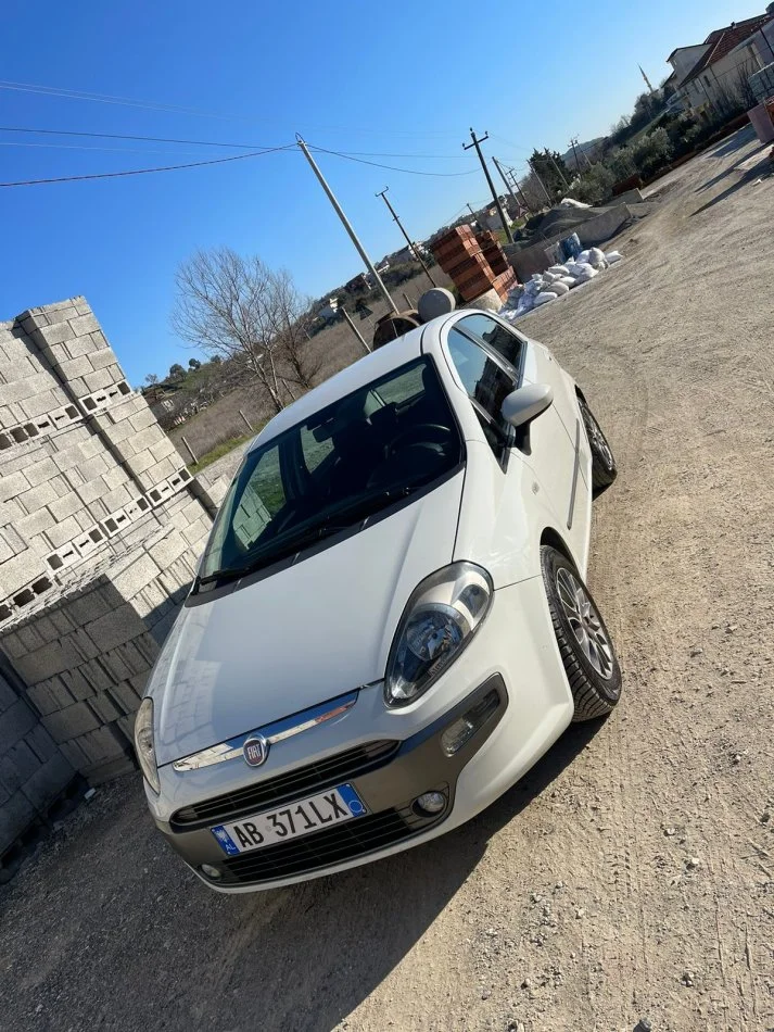Tirane, shitet makine Fiat Grande Punto Evo 2011 Nafte, e bardhë automatik Kondicioner 170000-179000 km 5,800 €