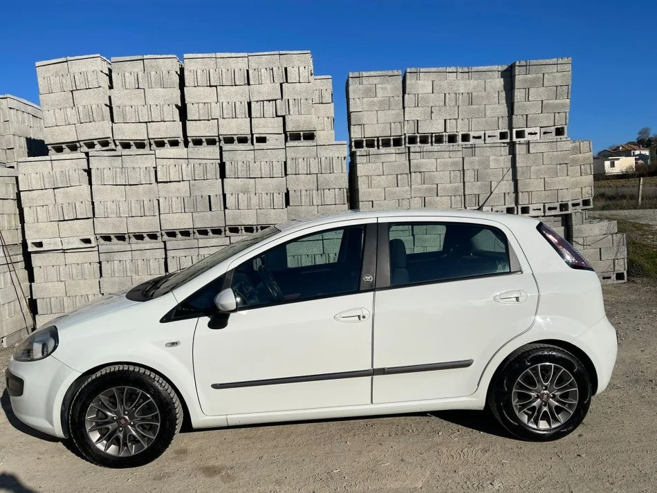 Tirane, shitet makine Fiat Grande Punto Evo 2011 Nafte, e bardhë automatik Kondicioner 170000-179000 km 5,800 €