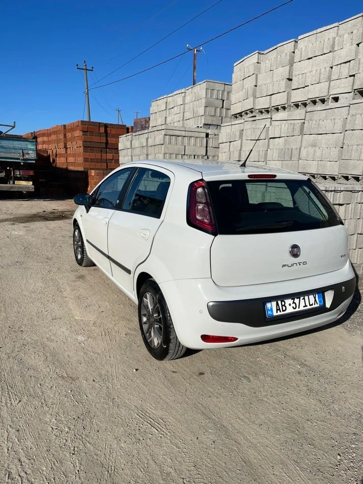 Tirane, shitet makine Fiat Grande Punto Evo 2011 Nafte, e bardhë automatik Kondicioner 170000-179000 km 5,800 €