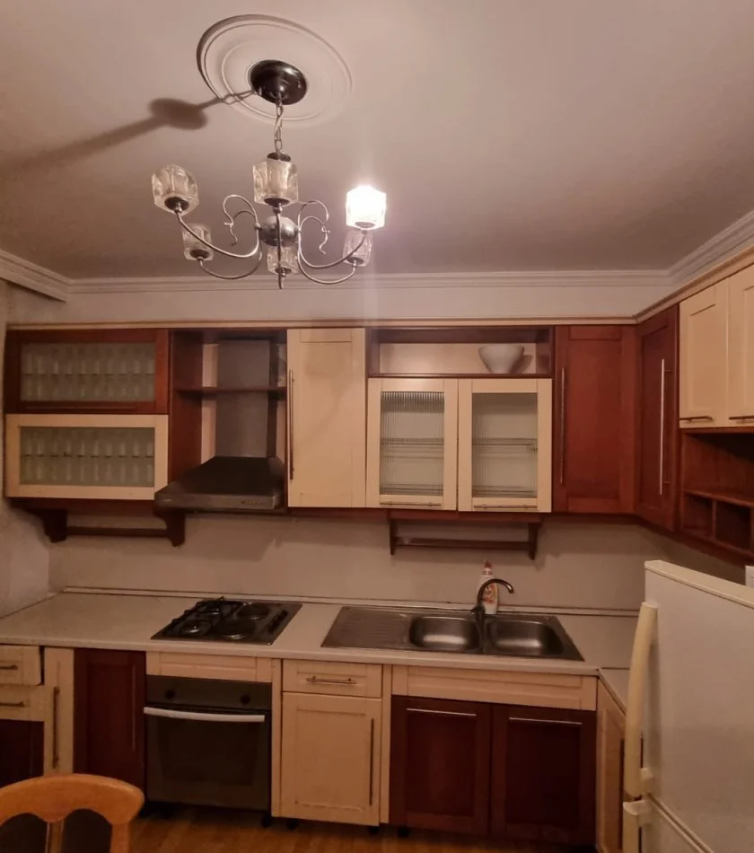 Tirane, jepet me qera apartament 1+1 Kati 1, 65 m² (Fundi Rruges Jordan Misja)
