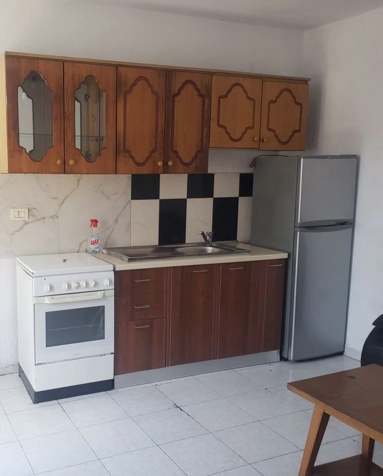 Tirane, jepet me qera apartament 1+1 Kati 1, 50 m² (Rruga 4 Deshmoret)