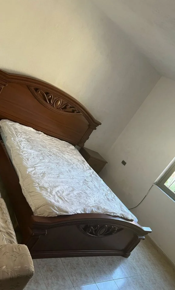 Tirane, jepet me qera apartament 1+1 Kati 1, 57 m² (Fundi Rruges Jordan Misja, Sapo kalon Shinat e Trenit)