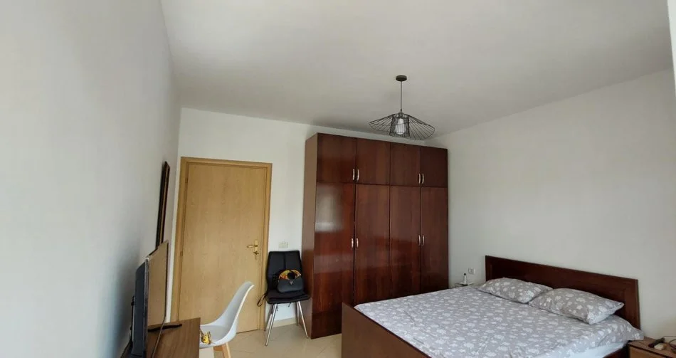 Tirane, jepet me qera apartament 3+1 Kati 10, 650 € (21 dhjetori)