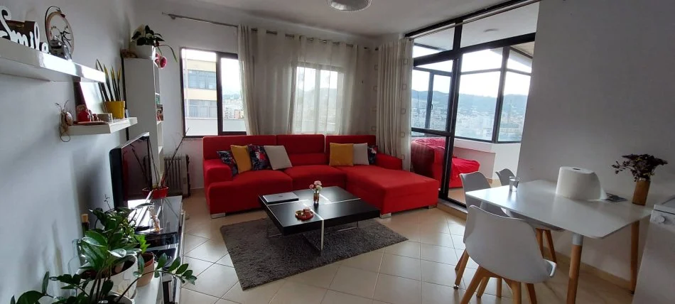 Tirane, jepet me qera apartament 3+1 Kati 10, 650 € (21 dhjetori)