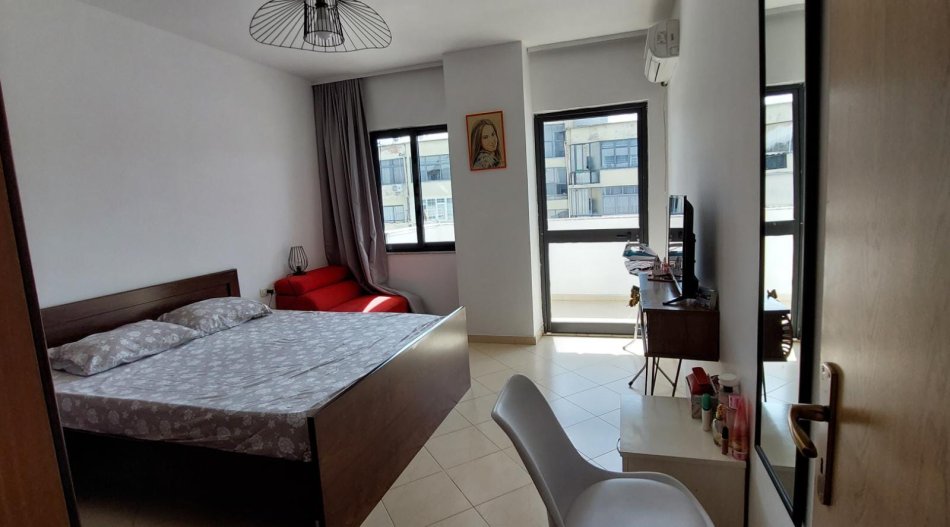 Tirane, jepet me qera apartament 3+1 Kati 10, 650 € (21 dhjetori)