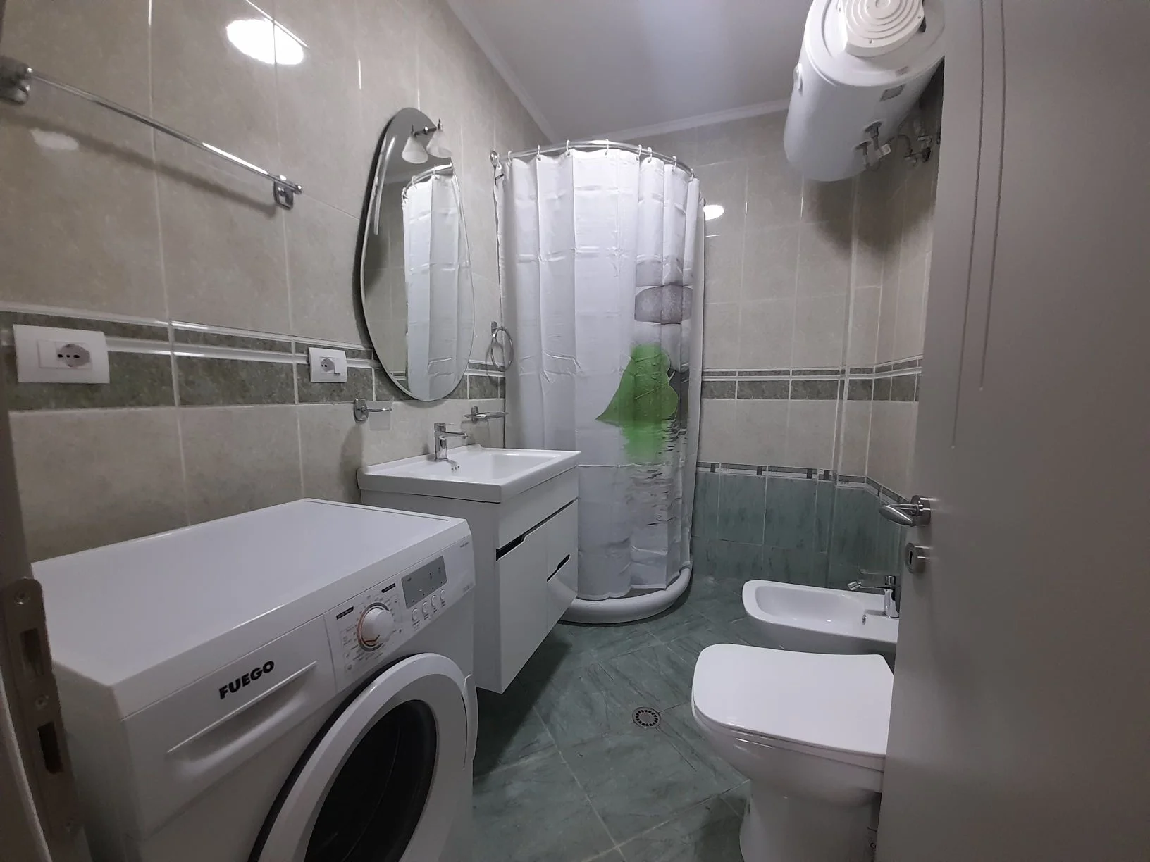 Jepet me qera apartament 2+1 te stacioni i trenit