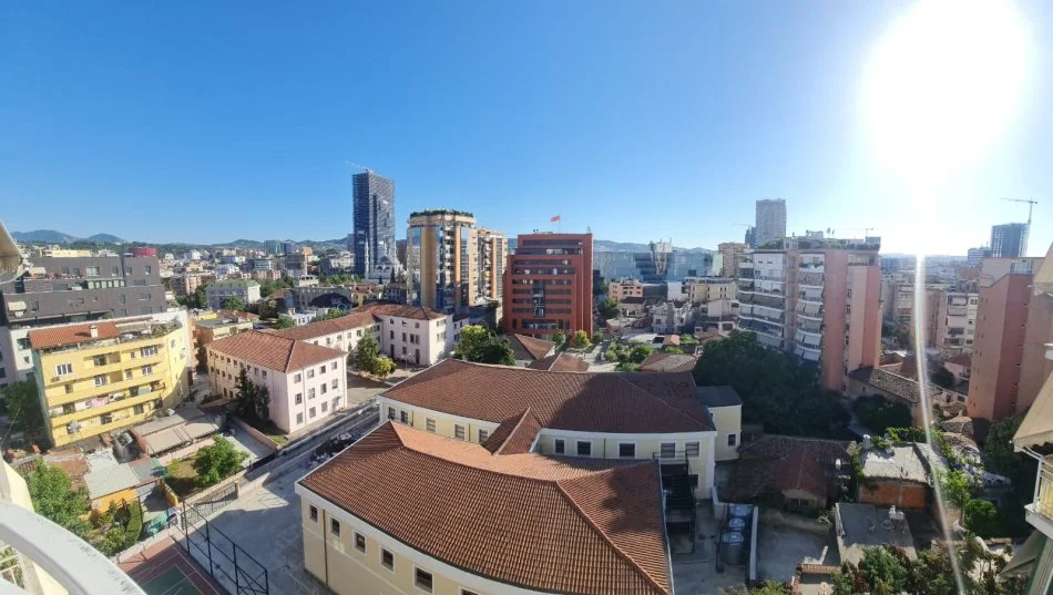 Tirane, jepet me qera apartament 1+1+Ballkon Kati 9, 84 m² 700 € (Rruga Xhorxhi Martinie)