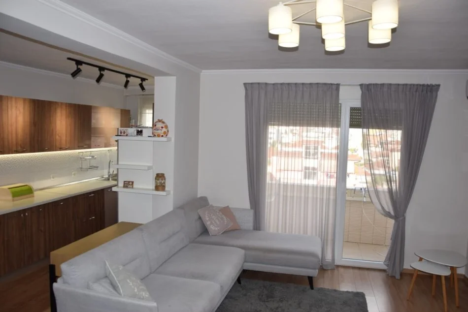 Jepet Shtepi  me qera,    ne Pallat i Ri 3+1      ID   11818