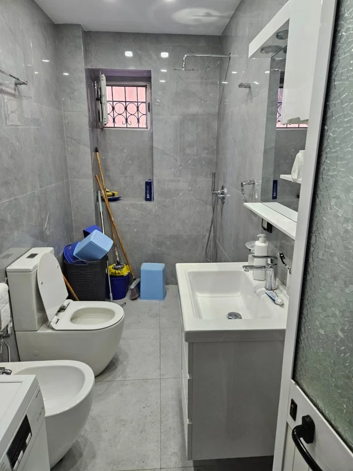 Jepet Shtepi  me qera,    ne Pallat Egzistues 2+1    ID   11831