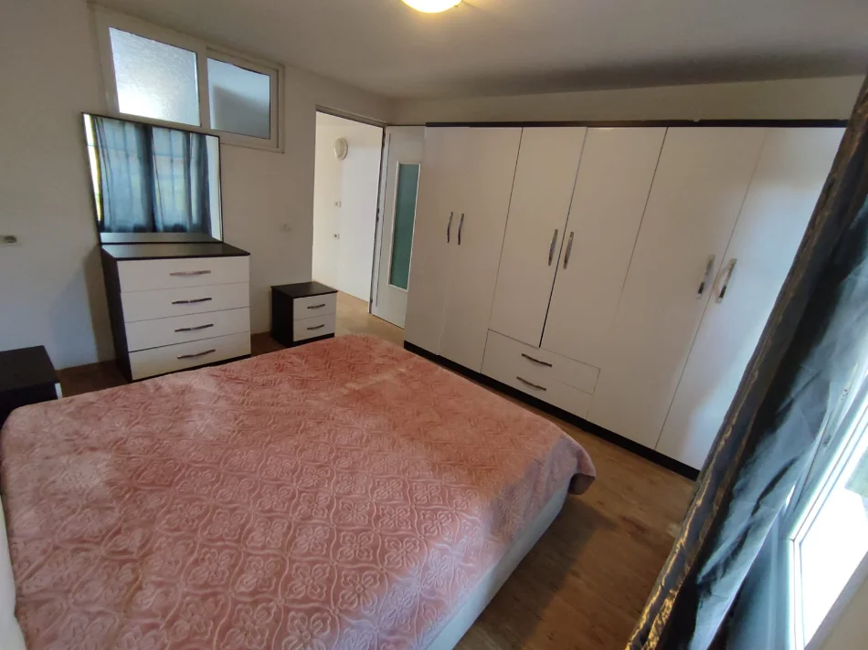 Tirane, jepet me qera 300€ 1+1 (Rruga Gramozi)
