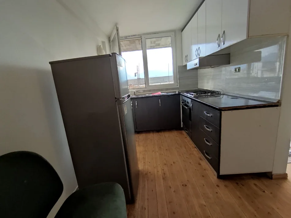 Tirane, jepet me qera 300€ 1+1 (Rruga Gramozi)