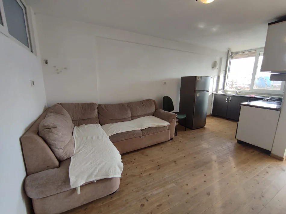 Tirane, jepet me qera 300€ 1+1 (Rruga Gramozi)