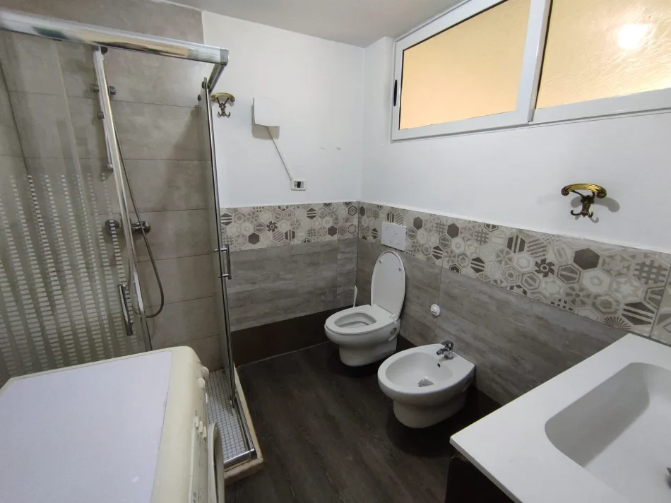 Tirane, jepet me qera 300€ 1+1 (Rruga Gramozi)