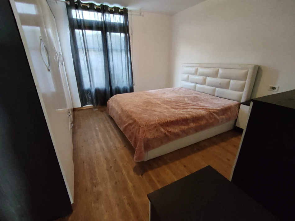 Tirane, jepet me qera 300€ 1+1 (Rruga Gramozi)