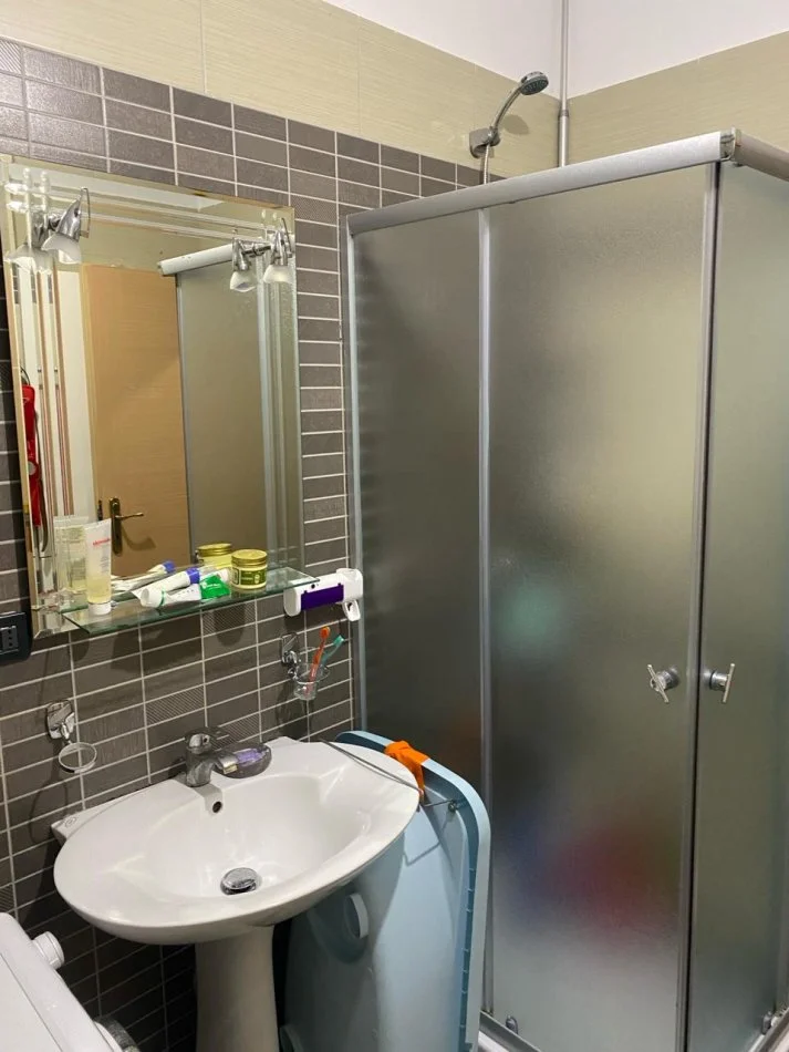 Tirane, jepet me qera apartament 2+1+Ballkon Kati 7, 105 m² 450 € (Astir,sa kalon BarArtistin afer lulishtes)