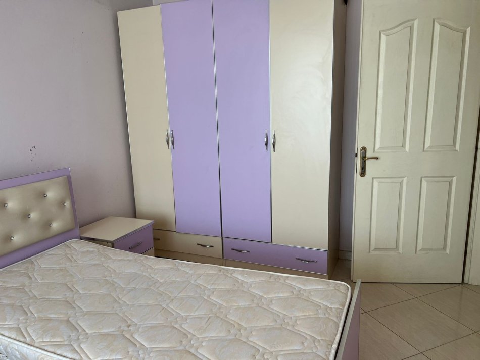 Tirane, ndarje qeraje me vajze apartament 2+1+Ballkon Kati 8, 92 m² 400 €