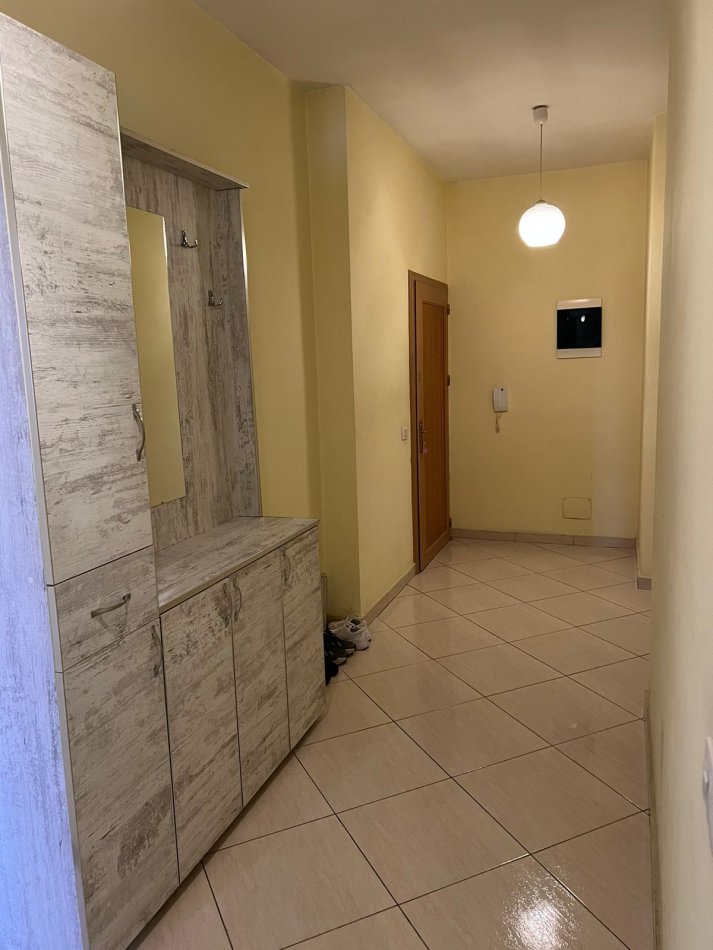 Tirane, ndarje qeraje me vajze apartament 2+1+Ballkon Kati 8, 92 m² 400 €