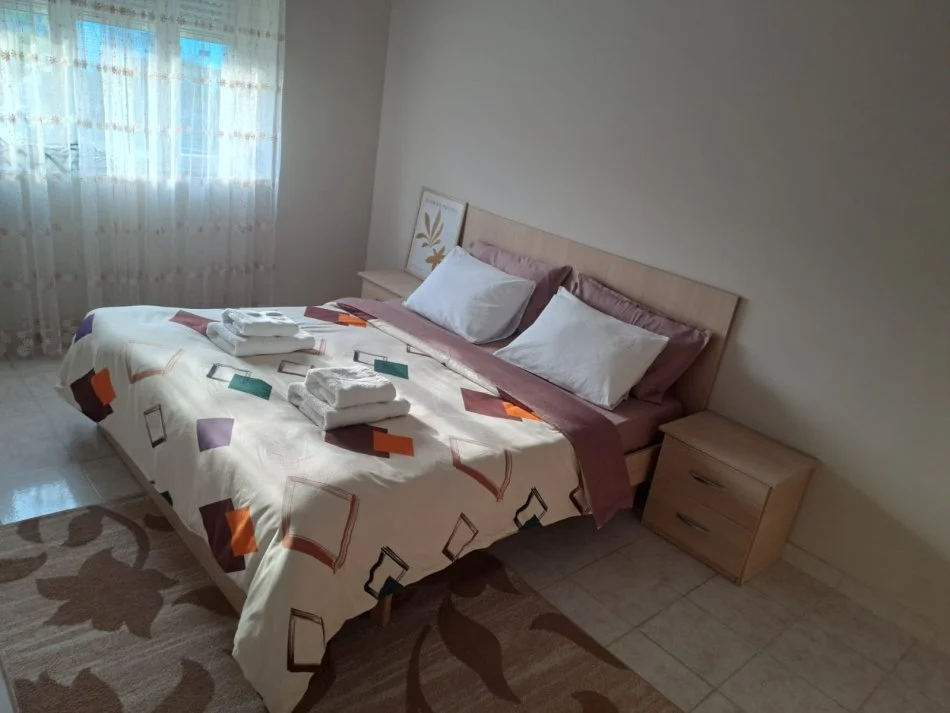 Tirane, jepet me qera apartament 2+1+Aneks+Ballkon Kati 4, pa ashensor, sip neto 80 m², 550 € (Irfan Tomini)