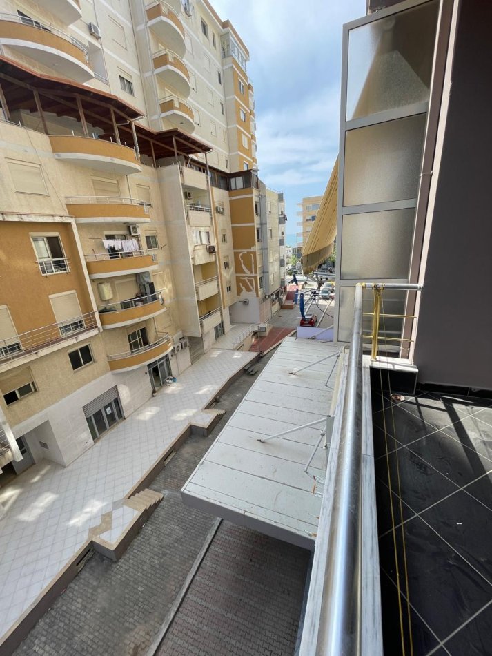 Shes Apartament 1+1 rrota kuqe plazh durres