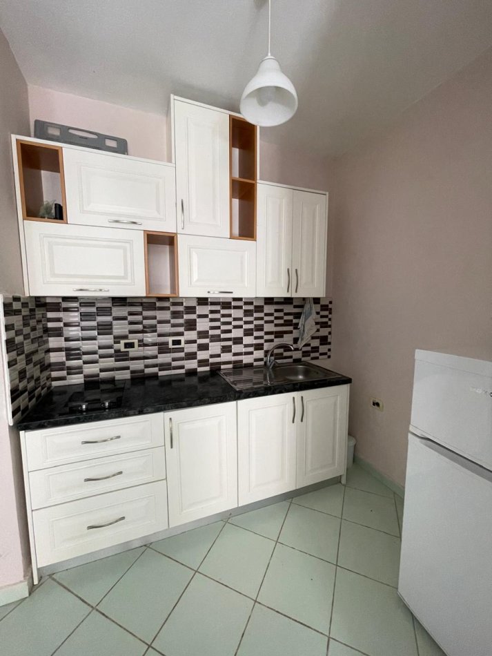 Shes Apartament 1+1 rrota kuqe plazh durres