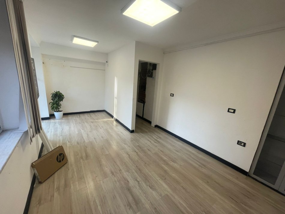 Tirane, jepet me qera ambjent biznesi Kati 0, 30 m² 500 € (Rruga e Kavajes)