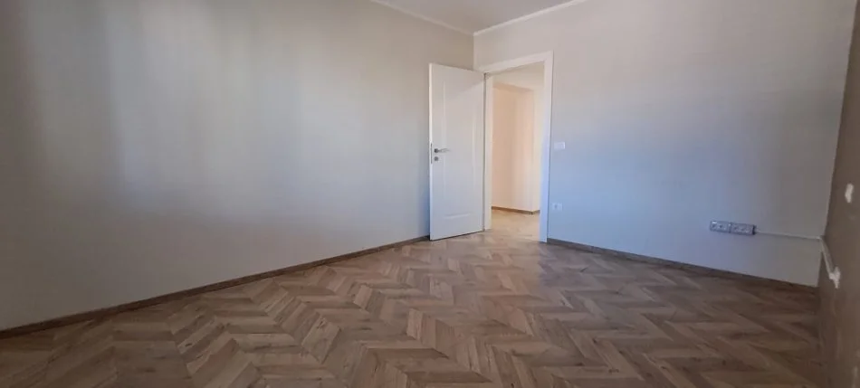 Tirane, jepet me qera apartament 1+1, Kati 2, 60 m² 500 € (Rruga: Komuna e Parisit)