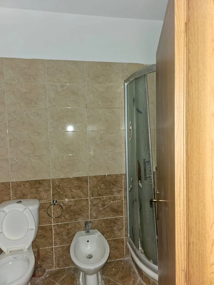 Shitet Apartament 2+1