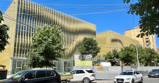 Tirane, shitet apartament 2+1, Kati 6, 120 m² (Rr. E Barrikadave, Prane Gjimnazit &quot; Sami Frasheri&quot;)